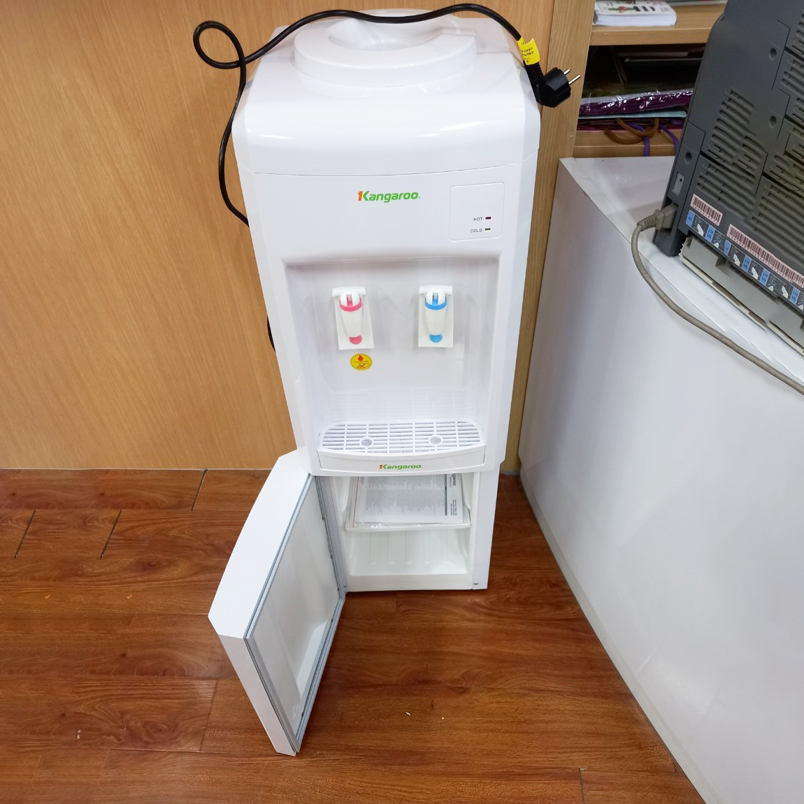 Cây nước nóng lạnh Kangaroo KG3331, bình úp
