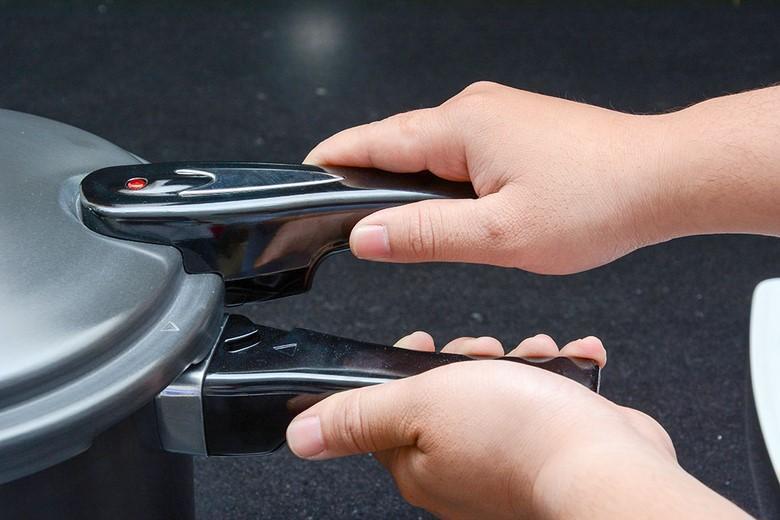 Tay cầm bằng nhựa chắc chắn v&agrave; c&aacute;ch nhiệt