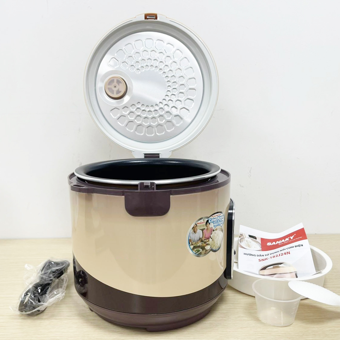 Nồi cơm điện Sanaky 1.8 lít SNK-182J24N